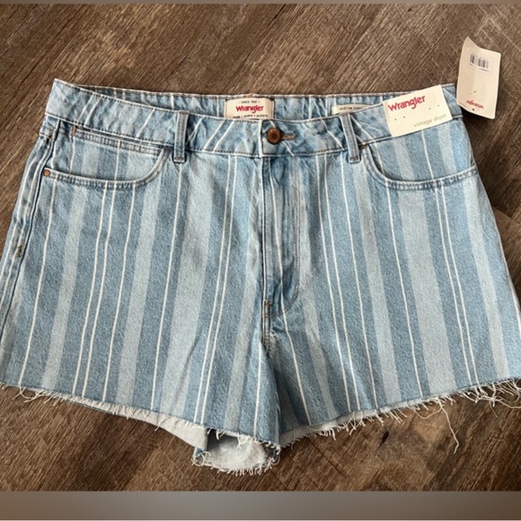 Wrangler Mid-Rise Vintage Short- Size 12 - Picture 1 of 9